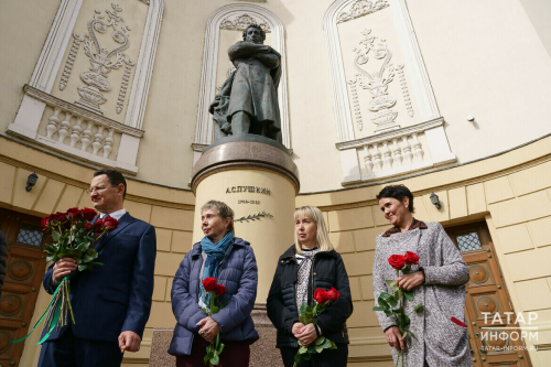 Потомки Александра Пушкина возложили цветы к памятнику поэта в Казани