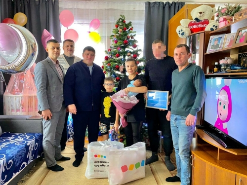 «Новый год — время чудес»: боец СВО приехал в Менделеевск на рождение дочери