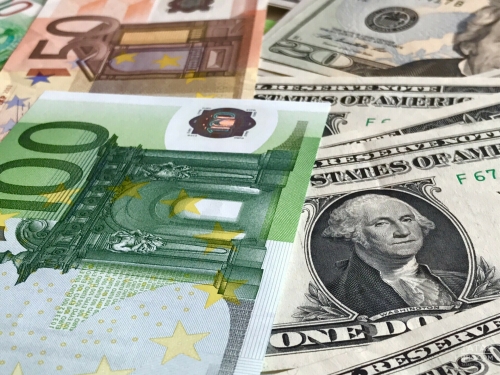 Курс евро впервые с декабря опустился ниже 97 рублей