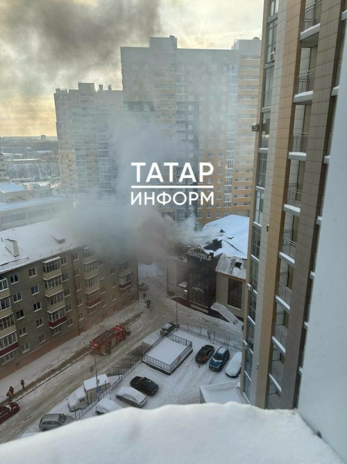 На видео сняли, как в Казани горит кровля гостиницы «Астория»