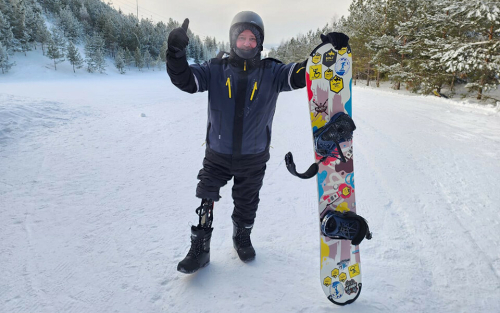 «Нужно верить в себя!»: мужчина без ноги проводит для инвалидов тест-драйвы на сноуборде