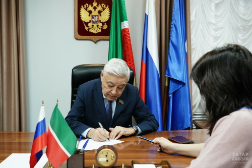 Мухаметшин поставил подпись в поддержку выдвижения Путина на пост Президента
