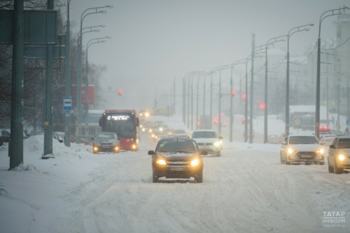 Из-за сильного ветра и снежных заносов на дорогах Казани образовались 9-балльные пробки