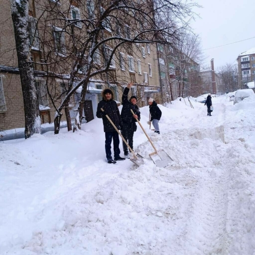 Казанцы выходят на улицу, чтобы помочь с расчисткой дворов от снега — видео