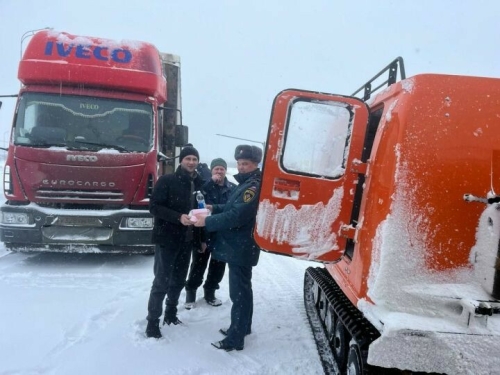 В Пестречинском районе застрявшим на трассе дальнобойщикам привезли горячую еду