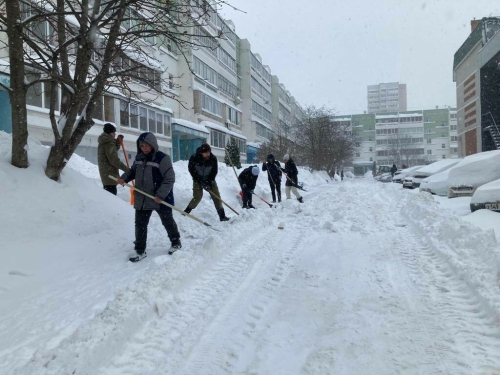 «Снегопад помог сдружиться с соседями»: челнинцы вышли на помощь дворникам