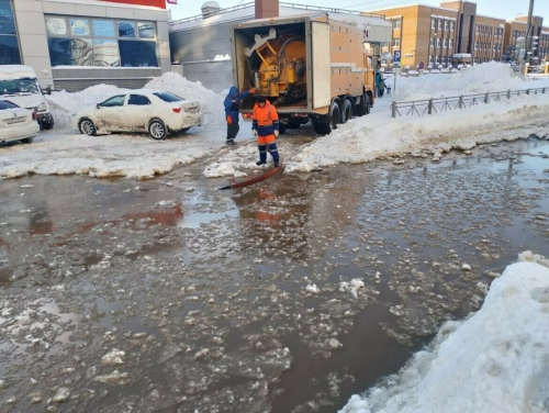 На Четаева в Казани после коммунальной аварии восстановили движение транспорта