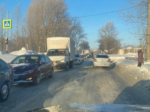 В Казани на Тэцевской из-за фур образовалась огромная пробка
