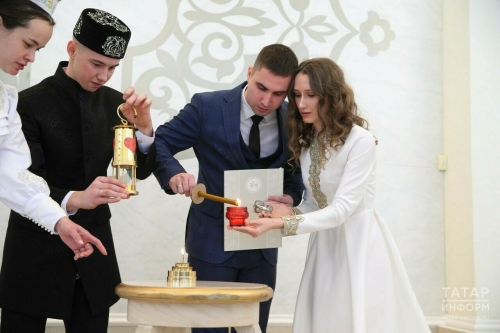 В Казани молодоженам впервые передали семейный огонь из Мурома