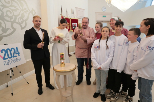«Большая честь и гордость»: Татарстан передал семейный огонь восьми регионам ПФО
