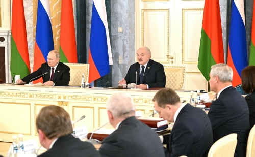 Лукашенко: Россия идет в авангарде многополярного мира, поэтому и страдает больше