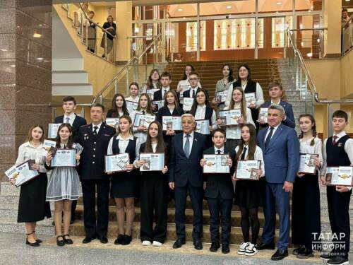 В День Конституции РФ Мухаметшин вручил паспорта 22 юным татарстанцам