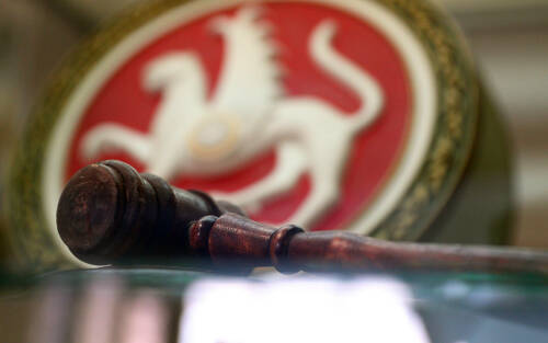 «На маму, на жену, на друга»: суд разбирается в имуществе экс-руководителя отдела СК