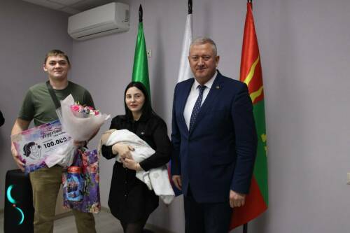 В Заинске вручили сертификат на 100 тыс. рублей семье бойца СВО