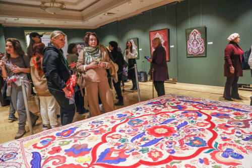 Ученица Славы Зайцева представила в Казани юбилейную выставку кожаной мозаики