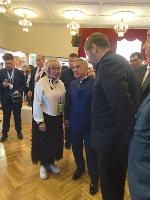 Минниханов осмотрел выставку достижений промышленности Татарстана