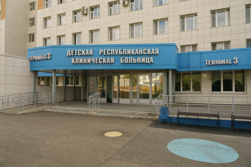 Девочка, которая выпала из окна казанской школы, госпитализирована в нейрохирургию ДРКБ