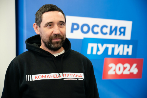 Хоккеист Данис Зарипов провёл зарядку для волонтёров штаба Путина в Казани