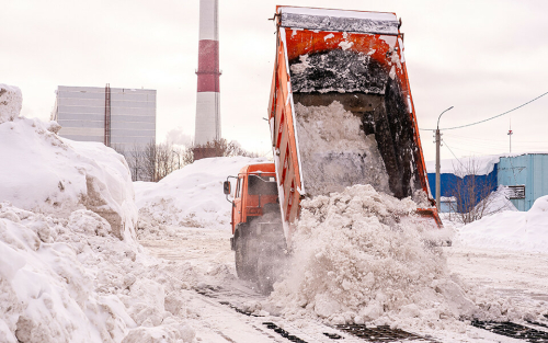 Репортаж со снегоплавильного пункта в Казани: «Всю ночь придется простоять в очереди…»