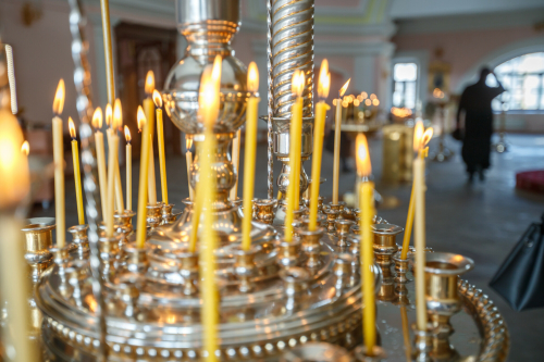 «На тебе, Господи, свечу, а ты мне – машину»: священник о том, что нужно знать о свечах