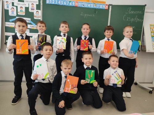 «Я желаю тебе поскорее вернуться домой»: школьники Менделеевска написали 700 писем бойцам