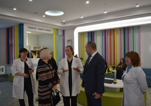 Двум детским клиникам Казани подарили оборудование для реанимации новорожденных