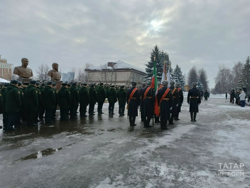В Казанском танковом училище возложили цветы к памятнику погибшим выпускникам