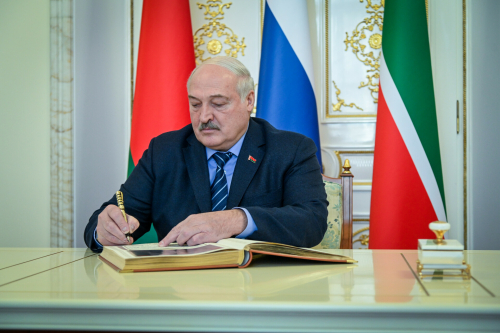 Лукашенко подарил Минниханову ручку с золотым пером