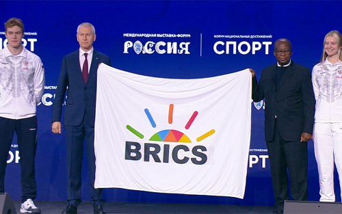 Россия получила от ЮАР флаг спортивных Игр БРИКС — они пройдут в Казани
