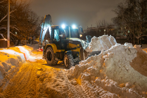 Дорожники будут убирать снег в Казани до середины весны
