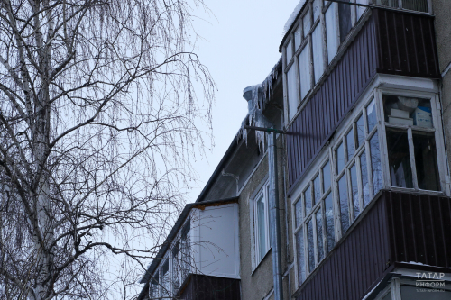 В Казани на ребенка упал снег с крыши дома, прокуратура начала проверку