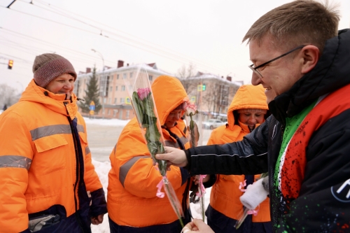 Дворникам в Альметьевске вручили цветы и продуктовые наборы в знак благодарности