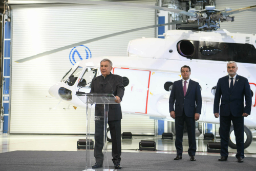 Минниханов передал российским авиакомпаниям ключи от собранных в Казани новых вертолетов