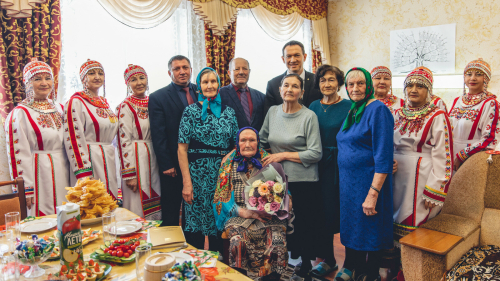 «Любит проводить время в своем огороде»: Нагуманов поздравил труженицу тыла со 100-летием