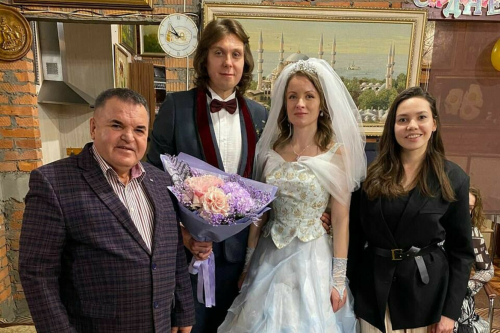 Называющий себя сыном Киркорова Александр Матвеев сыграл свадьбу в Штабе татар Москвы