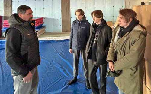 «Надо дать возможность детям заниматься хоккеем»: зачем Данис Зарипов ездил на Донбасс