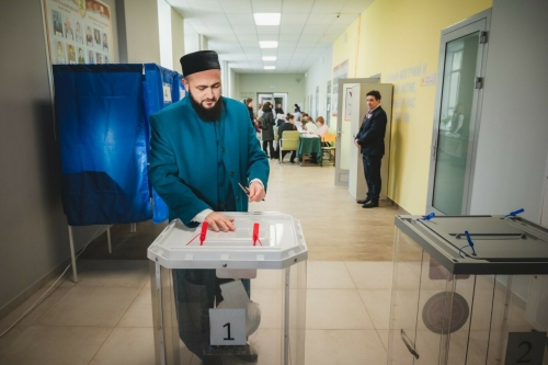 Муфтий Татарстана пришел на выборы Президента России с супругой