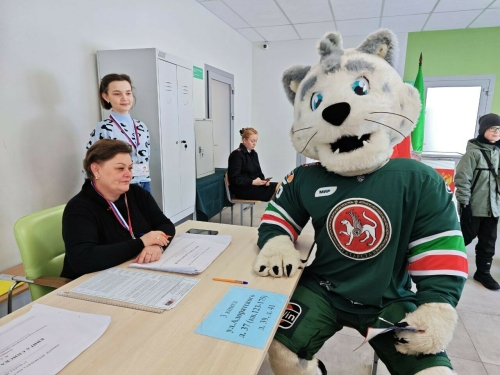 Барсик и актеры агитбригады встретили избирателей на одном из участков в Казани