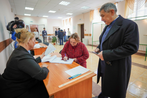 «Понимаем историческую значимость»: Рифкат Минниханов с женой проголосовал на выборах