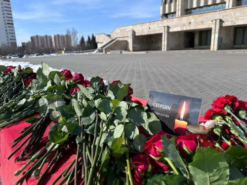 Жители и власти Челнов несут цветы к мемориалу погибшим в Подмосковье — видео