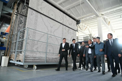 Минниханов посетит производства ковров и зелени в Узбекистане