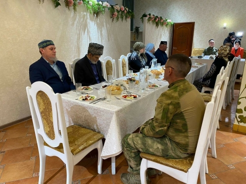 Бойцы СВО пришли на ифтар в Соборную мечеть Нижнекамска вместе с семьями