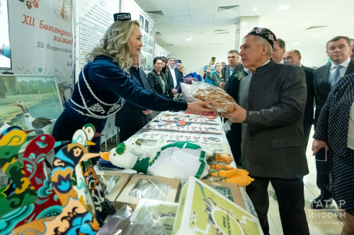 Минниханов ознакомился с выставкой продукции предпринимателей татарских сел