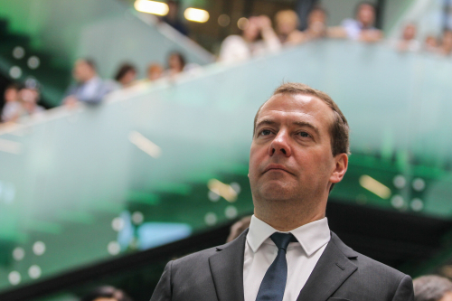 Медведев в ответ на слова Макрона: У РФ не осталось «красных линий» в отношении Франции