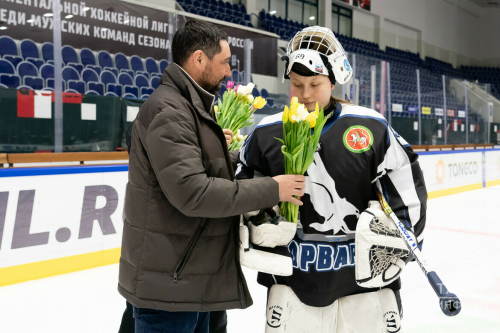 Данис Зарипов поздравил женскую хоккейную команду с наступающим 8 Марта