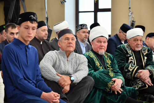 Минниханов, Метшин и бойцы СВО присутствуют на праздничном намазе в Галеевской мечети