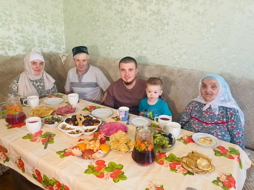 «Сын ходит со мной в мечеть»: пестречинцы отмечают Ураза-байрам всей семьей