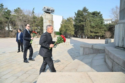Минниханов возложил цветы к памятнику советским летчикам в Чанчуне