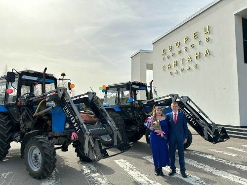 Необычный свадебный кортеж: челнинские молодожены приехали в ЗАГС на тракторах