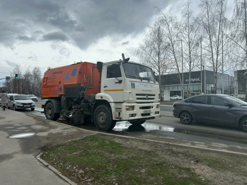 Улицы Нижнекамска начала очищать новая техника — большие пылесосы